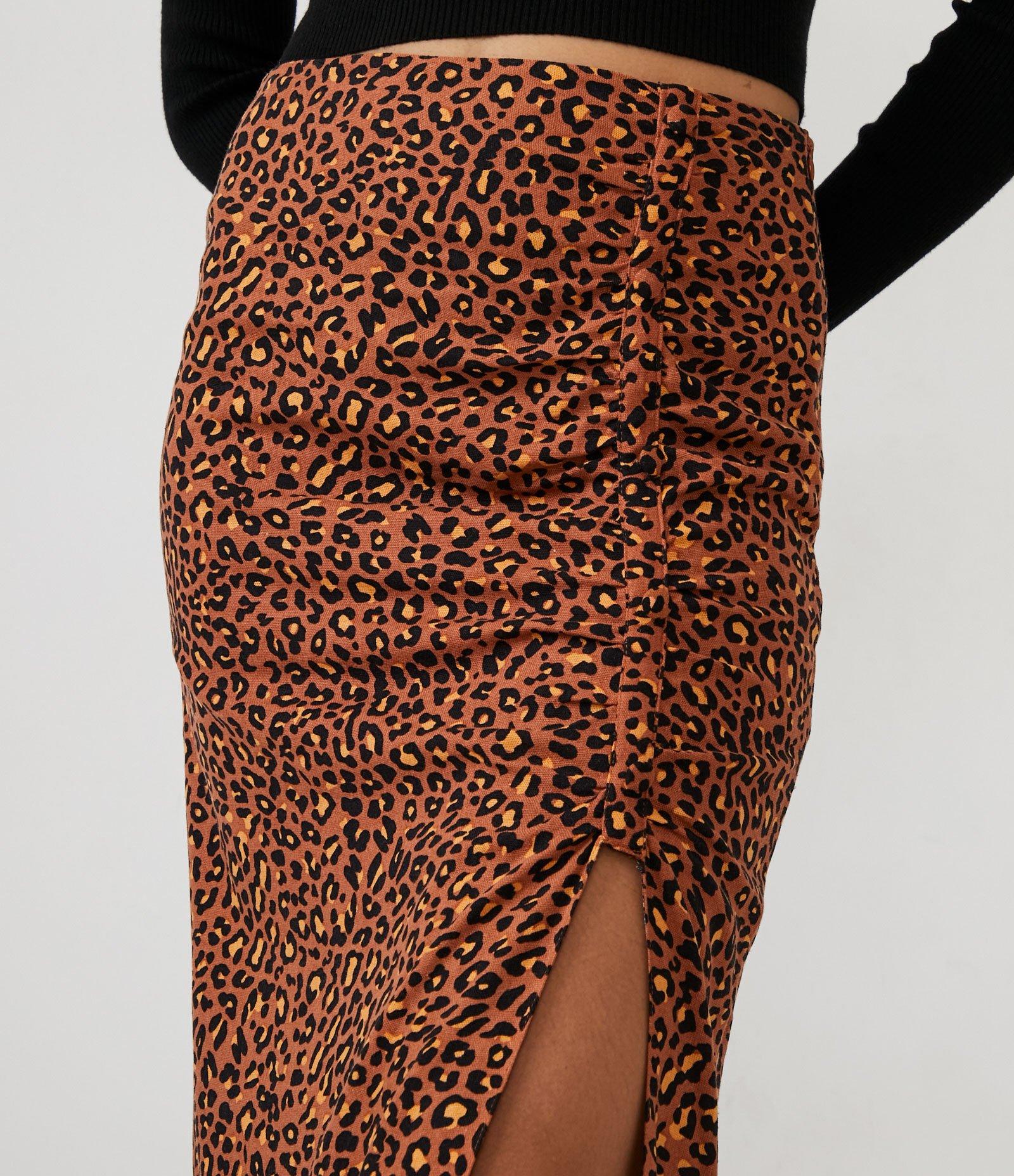 Saia New Midi em Viscolinho com Fenda e Estampa Animal Print Onça Marrom Claro 4