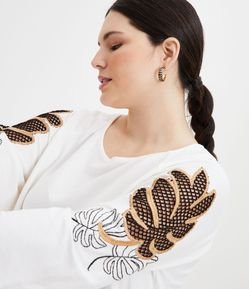 Blusa em Moletinho com Bordado na Manga Curve & Plus Size