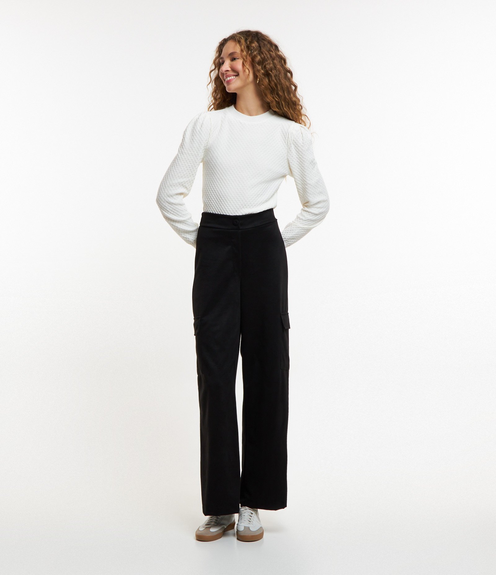 Calça em Material Sintético com Elástico no Cós e Bolsos Cargo Preto 1