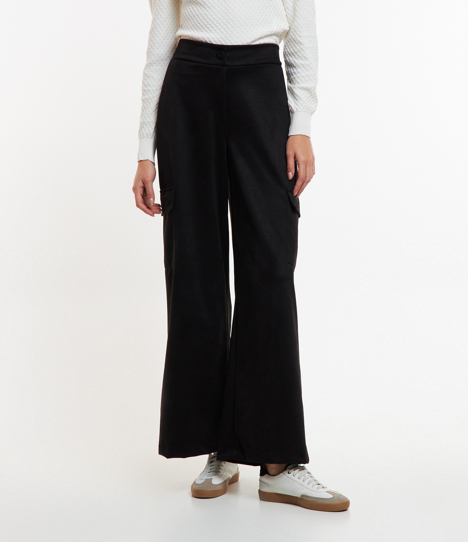 Calça em Material Sintético com Elástico no Cós e Bolsos Cargo Preto 2