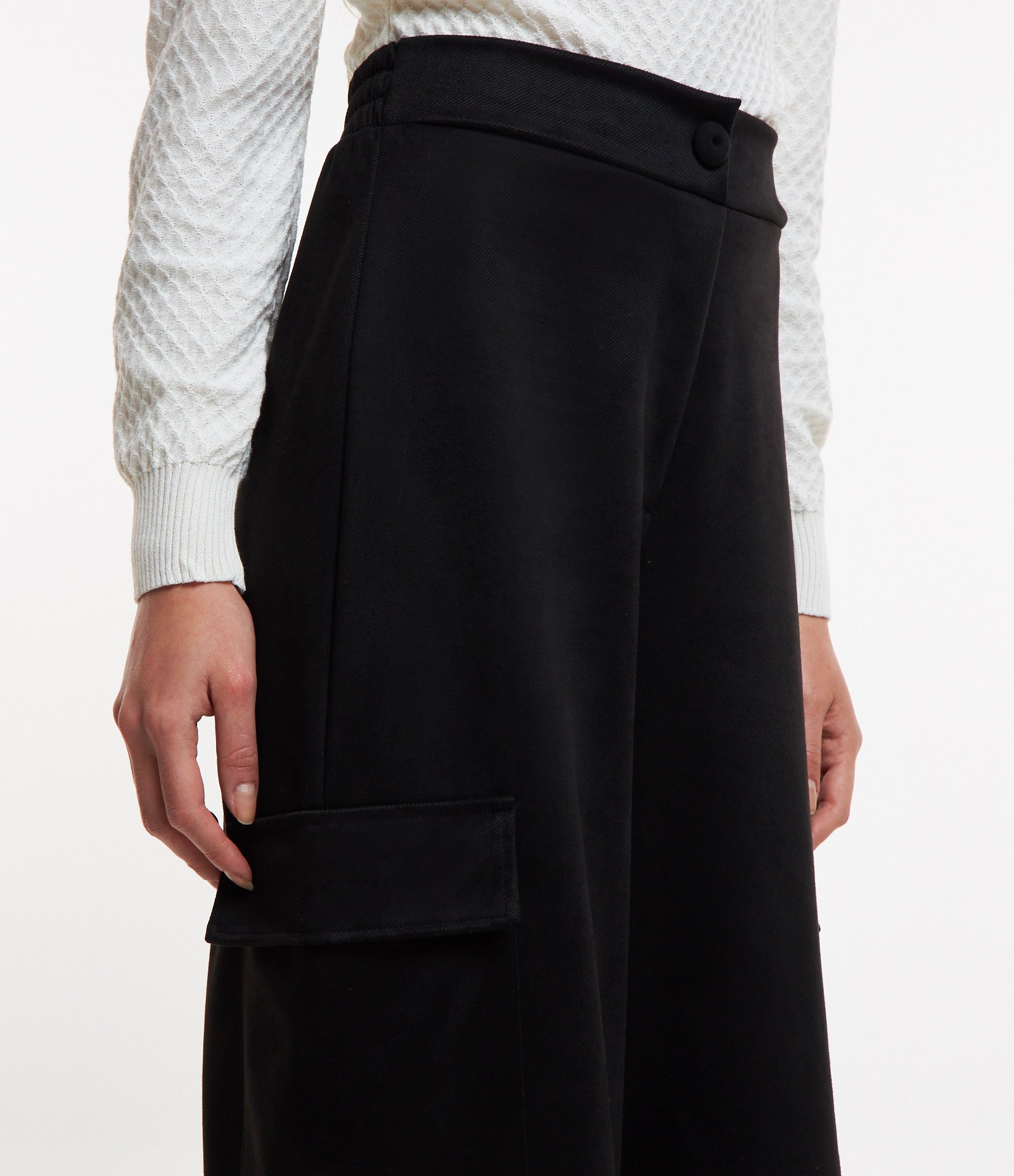 Calça em Material Sintético com Elástico no Cós e Bolsos Cargo Preto 4