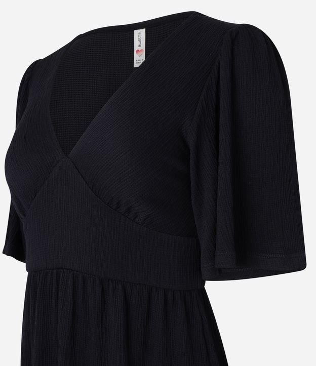 Vestido em Malha Texturizada com Manga Godê e Babado na Barra