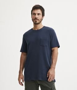 Camiseta Comfort em Algodão Texturizado com Bolso Frontal