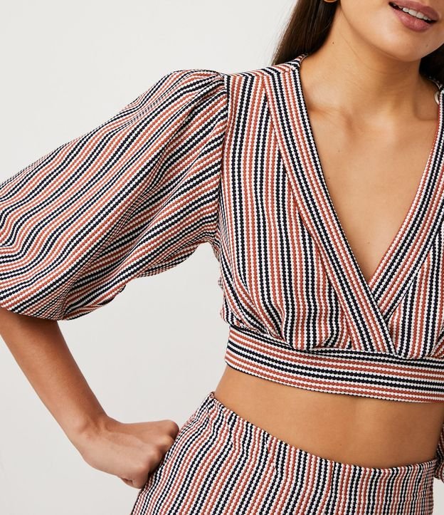 Blusa Cropped en Malla Texturizada Rayada y Mangas Abullonadas Multicolores 4