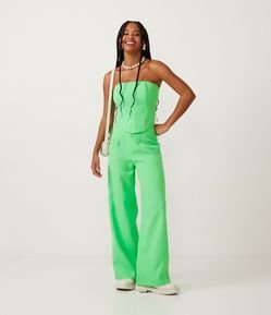 Calça Pantalona em Crepe com Pregase Bolso Traseiro