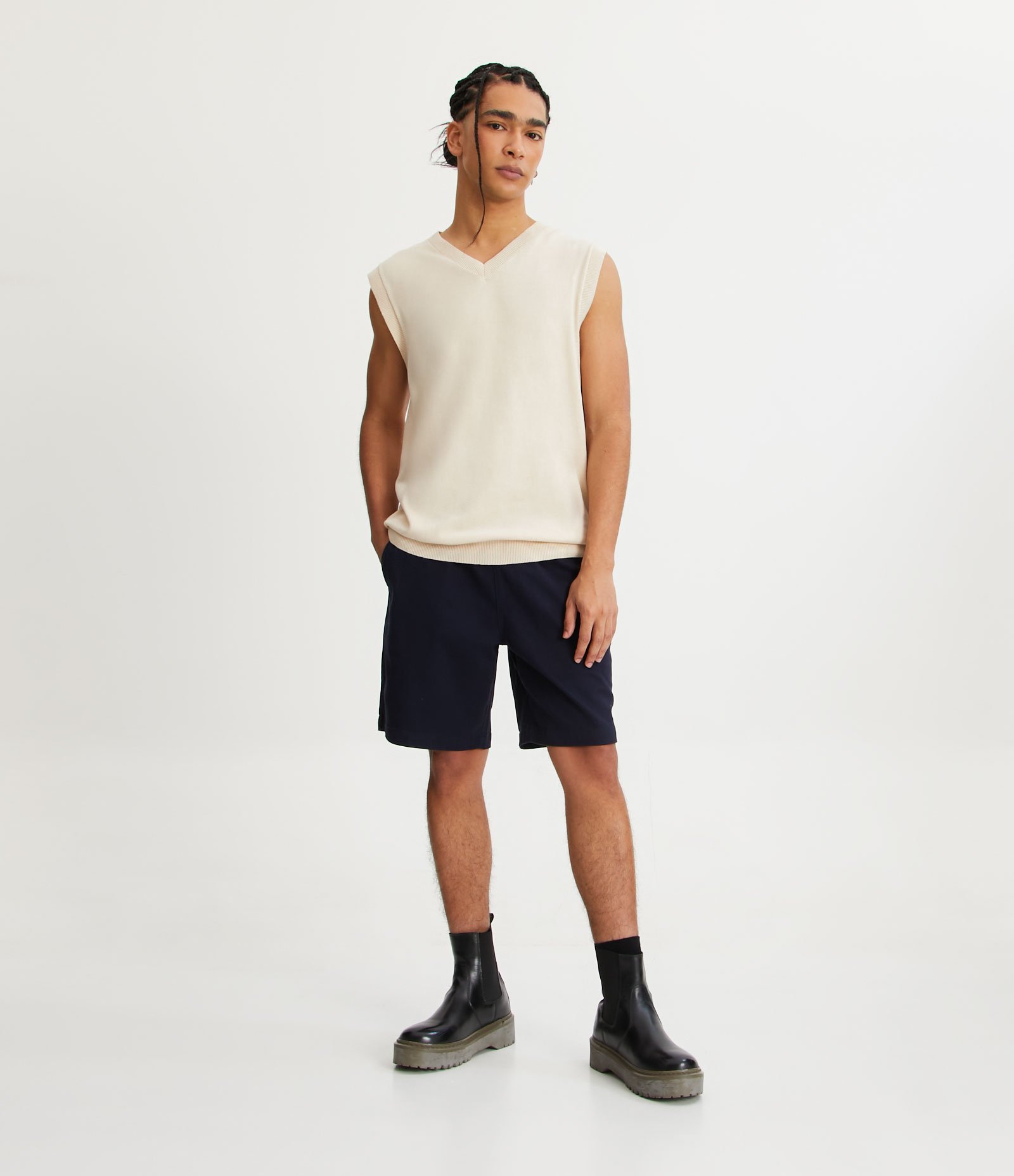 Bermuda Regular Slim em Sarja com Cós Elástico e Bolsos Azul Escuro 1