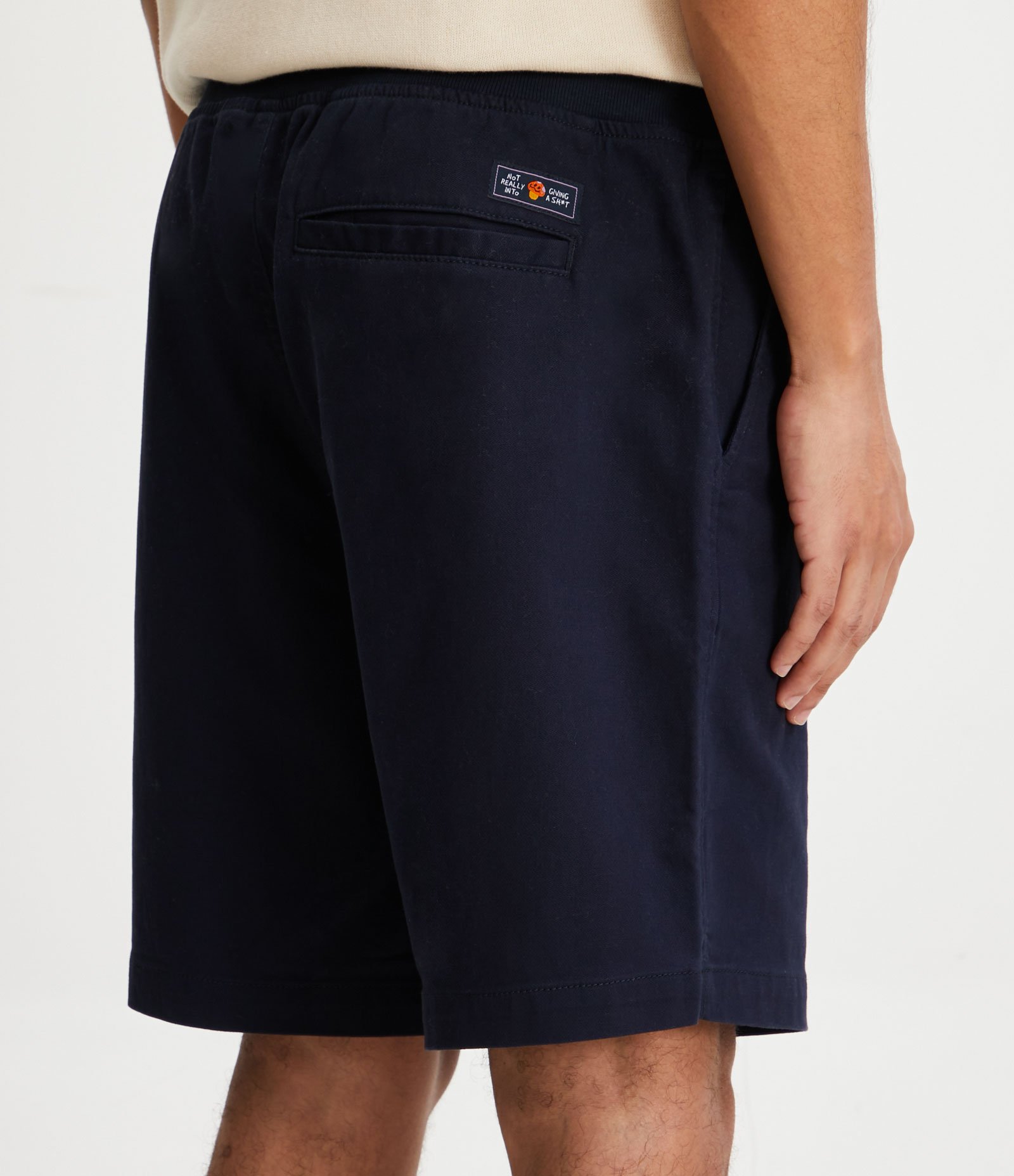 Bermuda Regular Slim em Sarja com Cós Elástico e Bolsos Azul Escuro 3