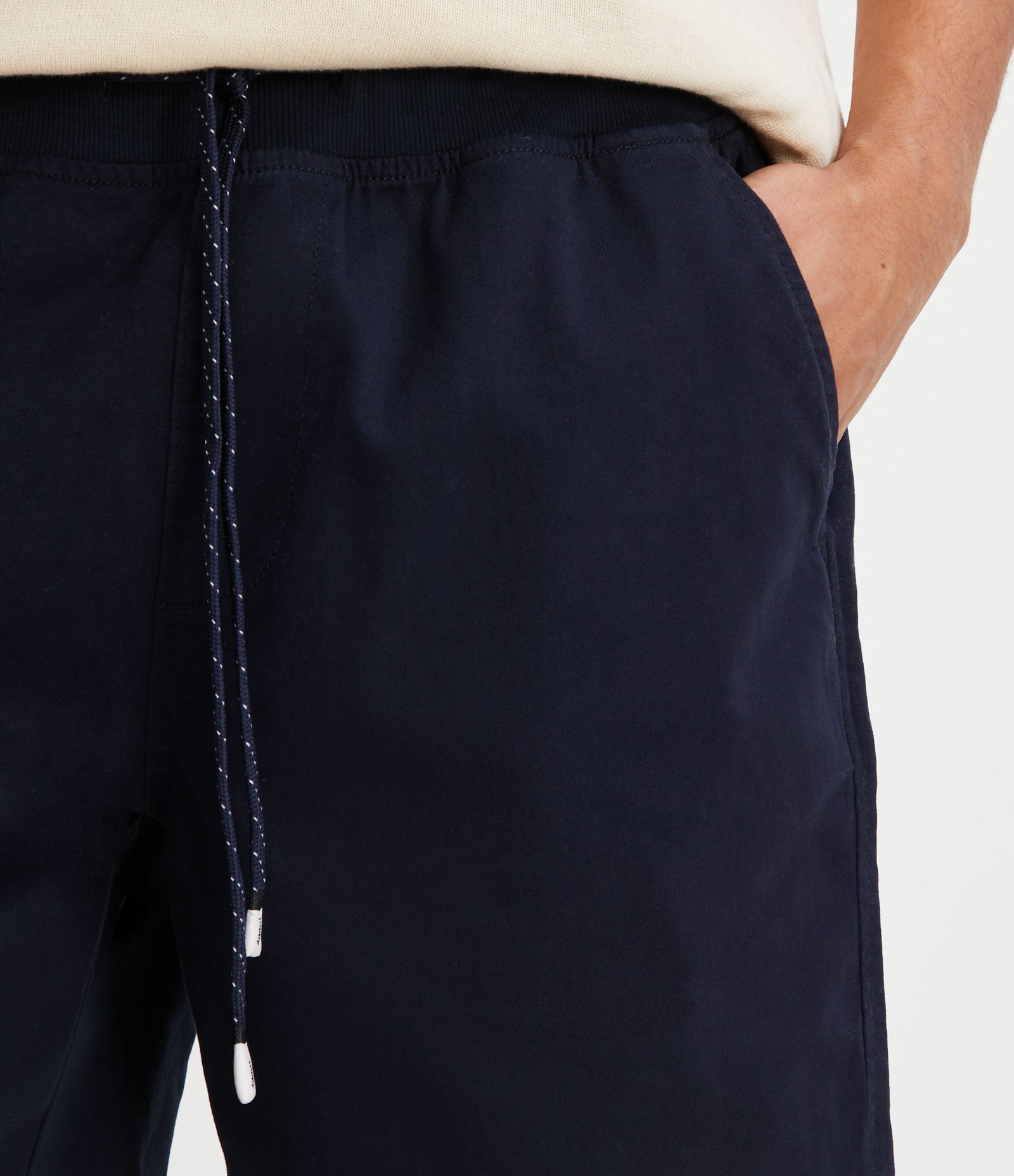 Bermuda Regular Slim em Sarja com Cós Elástico e Bolsos Azul Escuro 4