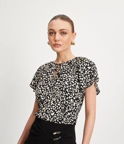 Blusa Manga Curta Acetinada com Amarração na Gola e Estampa Abstrata
