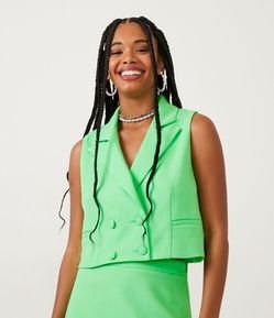 Colete Cropped em Crepe com Botões Forrados