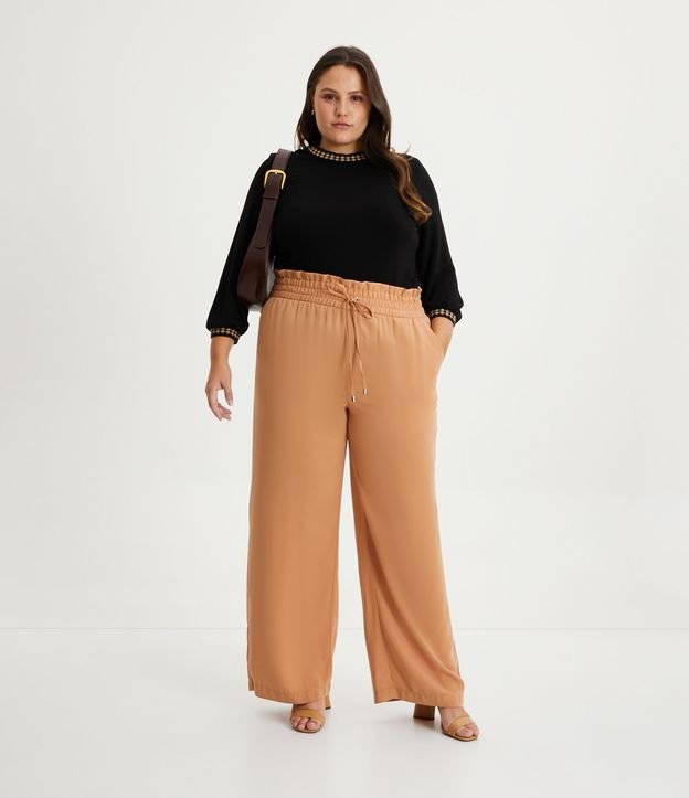 Calça Pantalona em Crepe com Cós Elástico e Amarração Curve & Plus Size Bege