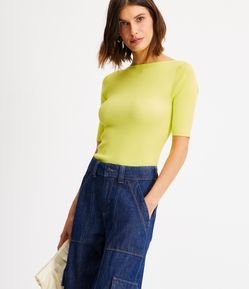 Blusa em Tricô Canelado com Gola Canoa