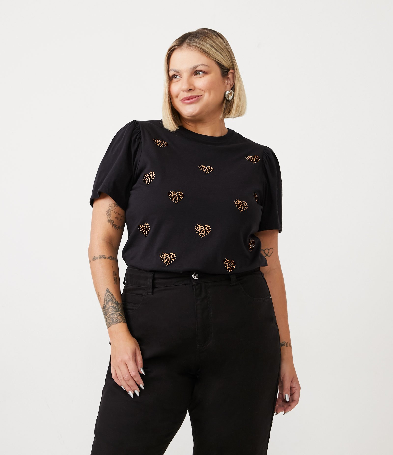 Blusa com Manga Bufante e Estampa Coração Curve & Plus Size Preto 1