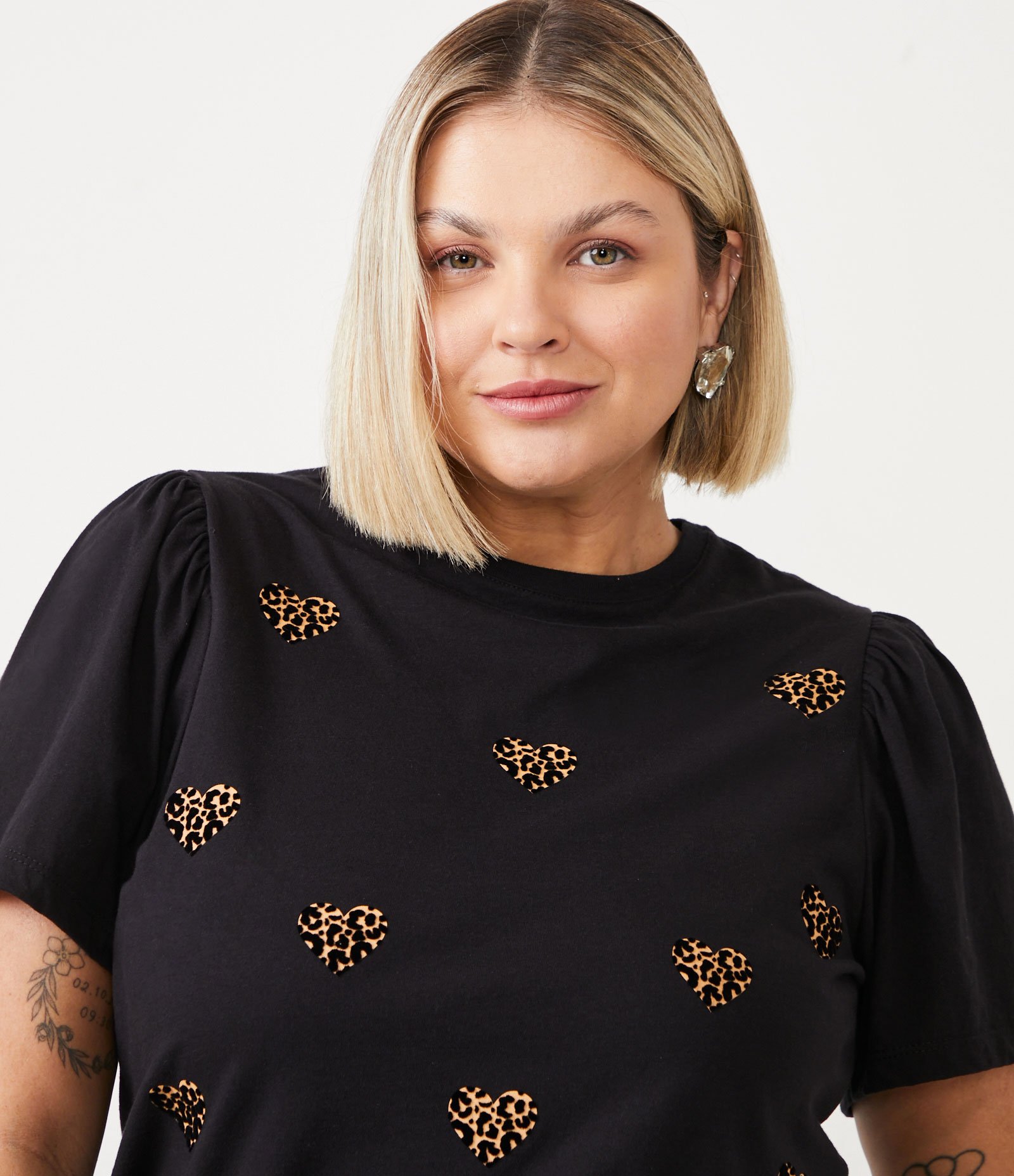 Blusa com Manga Bufante e Estampa Coração Curve & Plus Size Preto 4