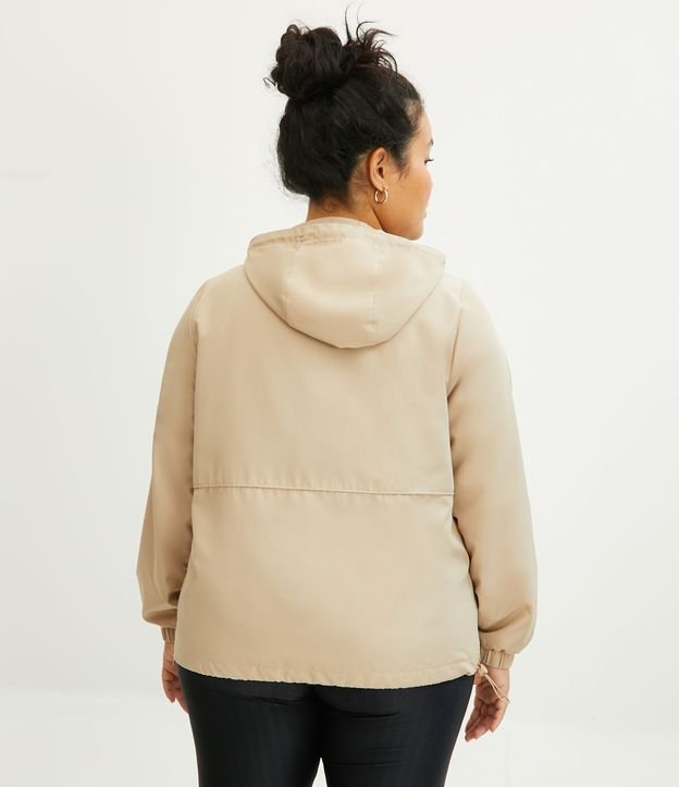Jaqueta Corta Vento com Capuz e Fechamento em Zíper Curve & Plus Size Bege 3