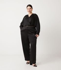 Calça Reta em Cetim com Botão Metalizado Curve & Plus Size