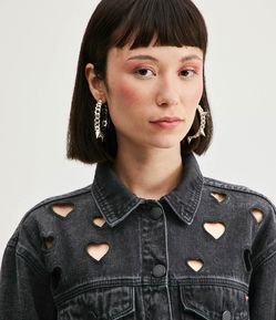 Jaqueta Cropped em Jeans com Bolsos