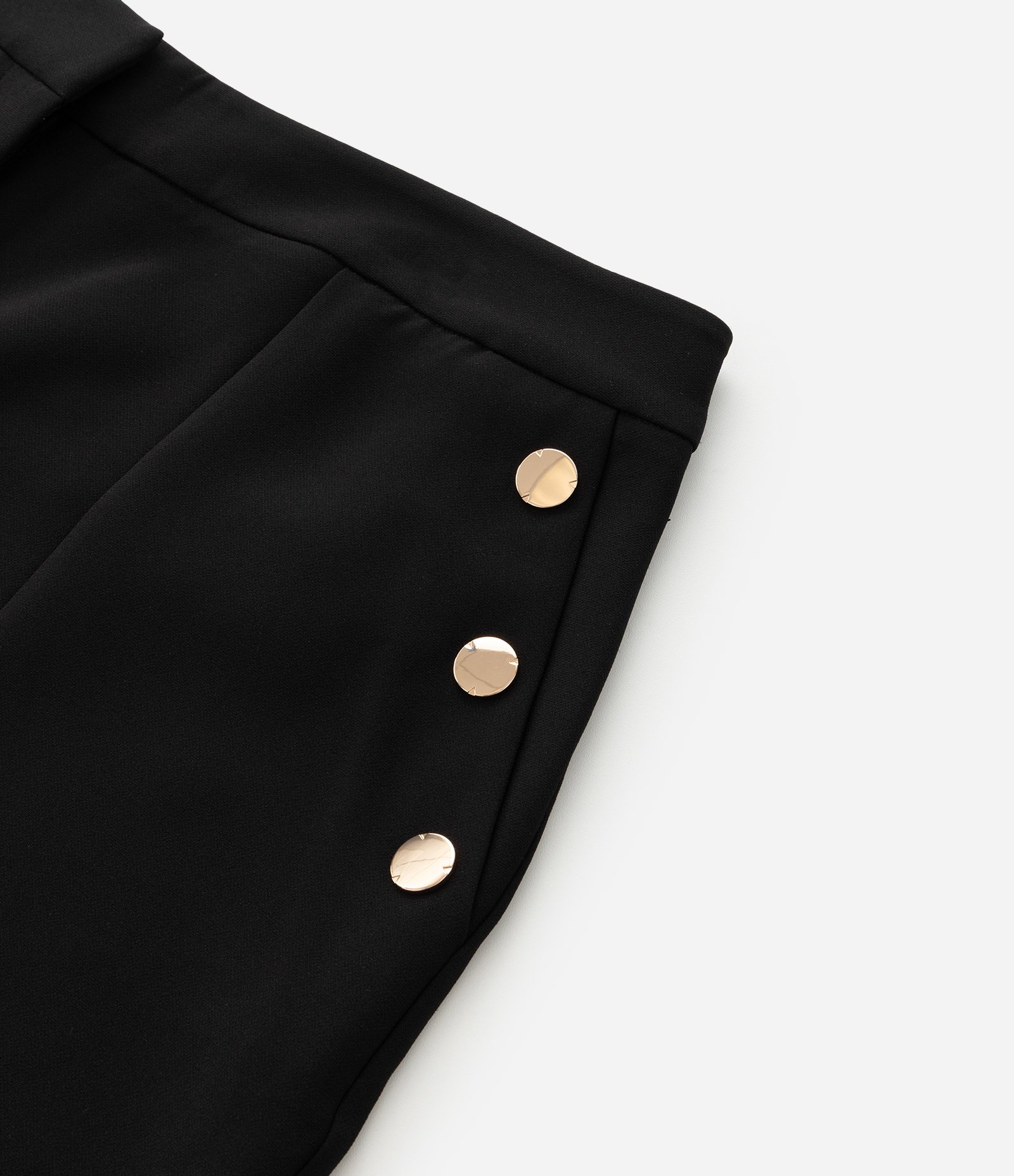 Bermuda em Crepe com Detalhe de Botões nos Bolsos Curve & Plus Size Preto 10