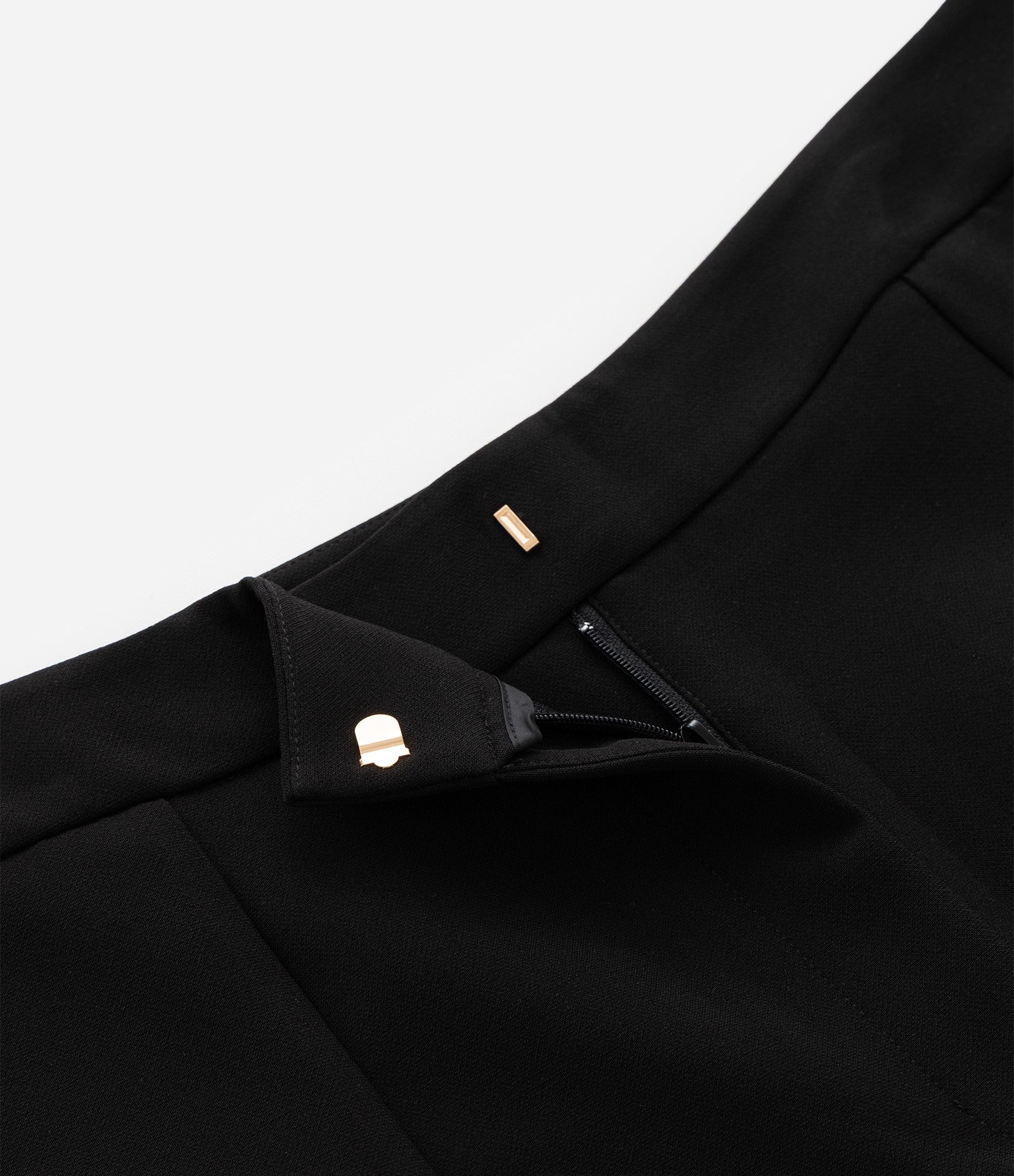 Bermuda em Crepe com Detalhe de Botões nos Bolsos Curve & Plus Size Preto 11