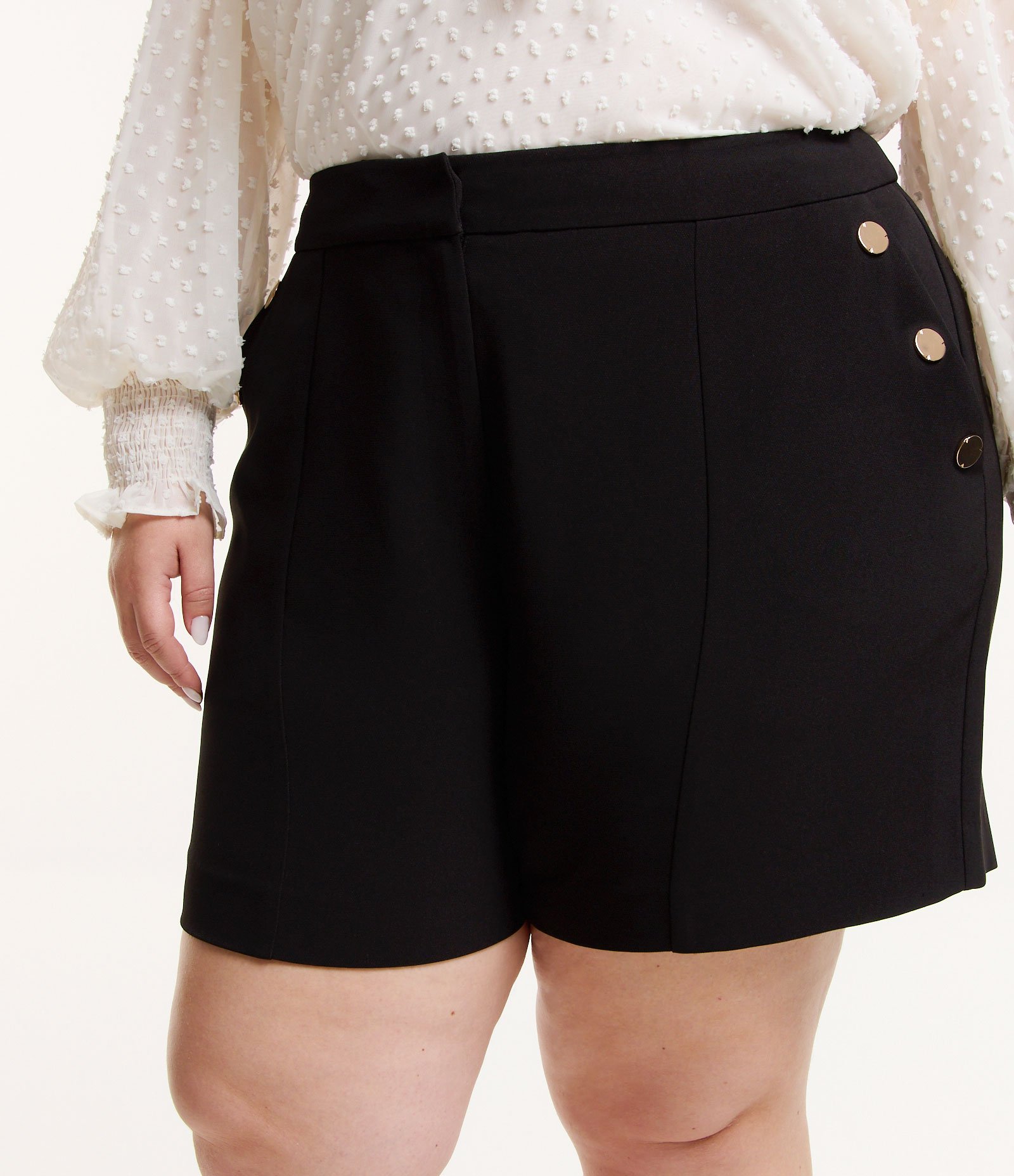 Bermuda em Crepe com Detalhe de Botões nos Bolsos Curve & Plus Size Preto 2
