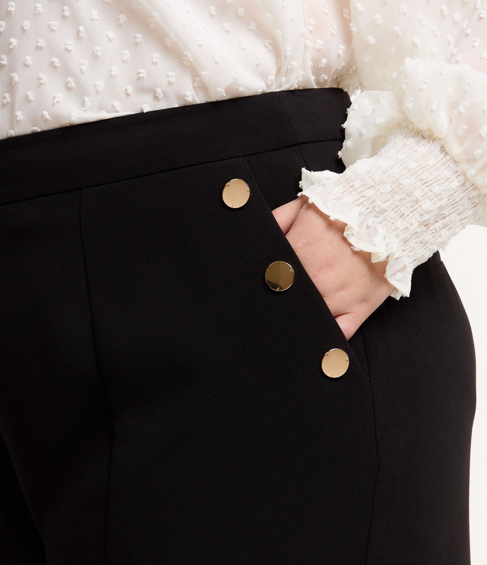 Bermuda em Crepe com Detalhe de Botões nos Bolsos Curve & Plus Size Preto 4