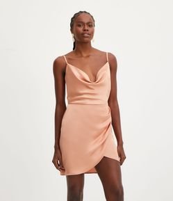 Vestido Curto de Alça em Cetim com Decote Degagê e Franzidos