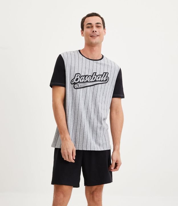 Pijama Curto em Meia Malha com Estampa Baseball e Listras
