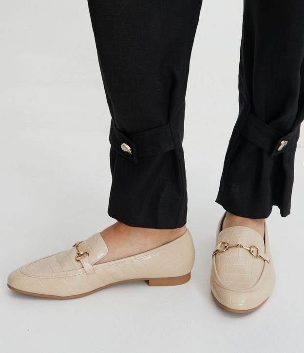 Sapato Loafer com Textura Croco e Bridão no Cabedal Bege 2