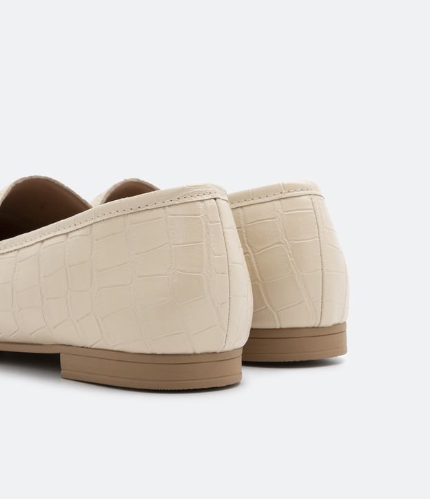Sapato Loafer com Textura Croco e Bridão no Cabedal Bege 4