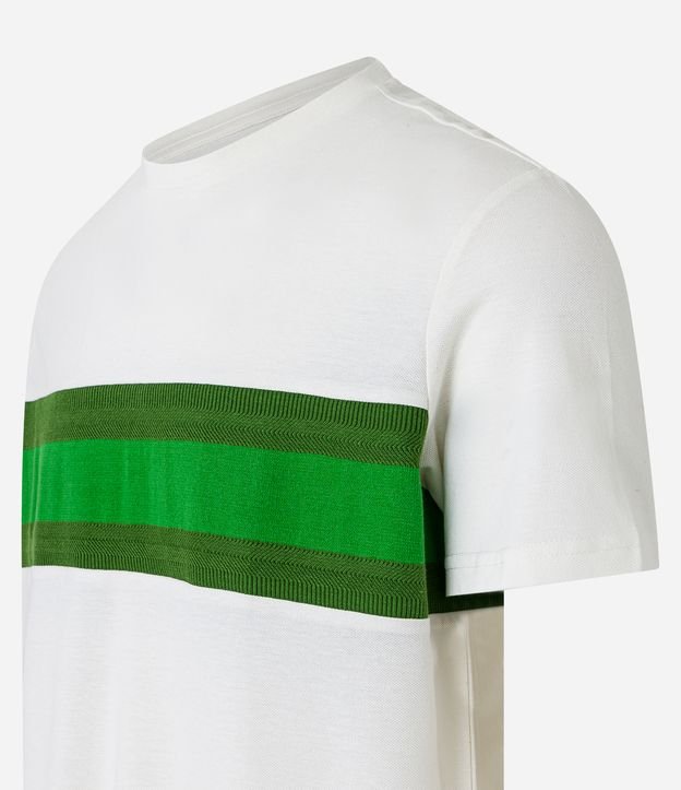 Camiseta Comfort em Algodão com Bloco de Cor e Detalhe Jacquard Off White/ Verde 7
