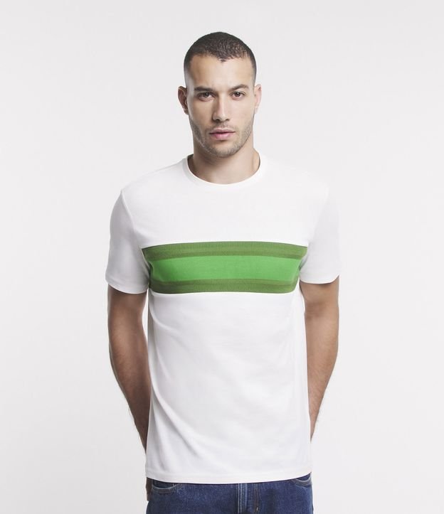 Camiseta Comfort em Algodão com Bloco de Cor e Detalhe Jacquard Off White/ Verde 1
