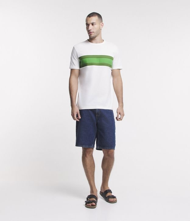 Camiseta Comfort em Algodão com Bloco de Cor e Detalhe Jacquard Off White/ Verde 2