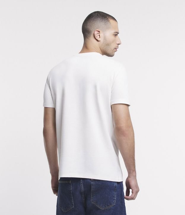 Camiseta Comfort em Algodão com Bloco de Cor e Detalhe Jacquard Off White/ Verde 3