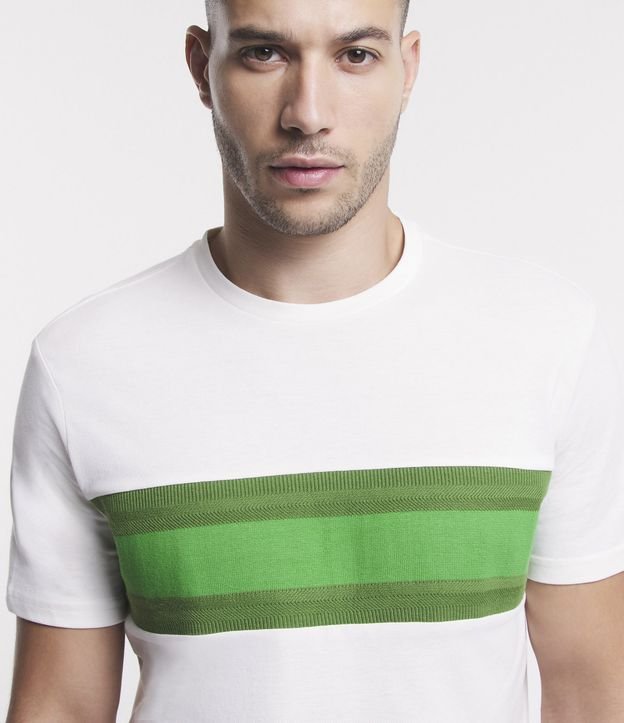 Camiseta Comfort em Algodão com Bloco de Cor e Detalhe Jacquard Off White/ Verde 5