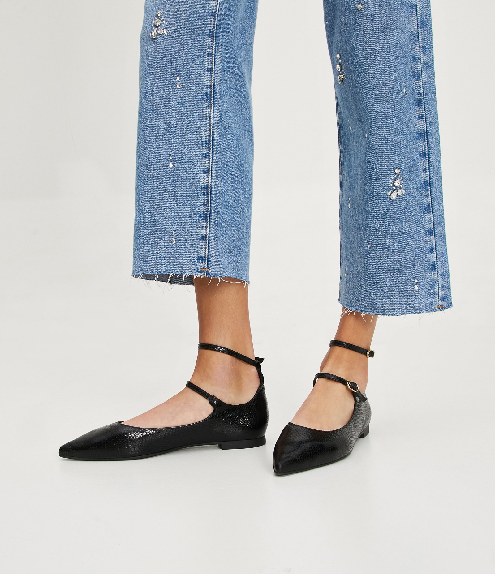 Sapatilha com Bico Fino e Salto Flat Preto 4