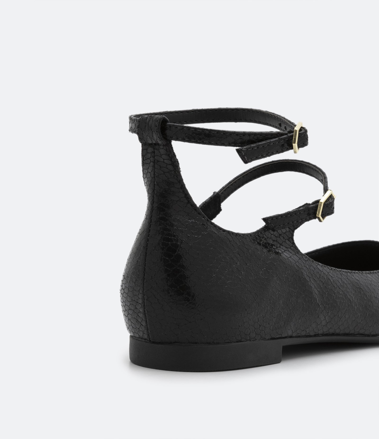 Sapatilha com Bico Fino e Salto Flat Preto 2