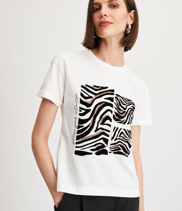 Blusa em Meia Malha com Estampa Localizada Animal Print Zebra - Cor: Branco Neve - Tamanho: P