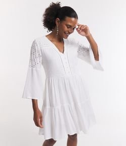 Vestido Curto  em Viscose com Textura Vazada e Entremeios