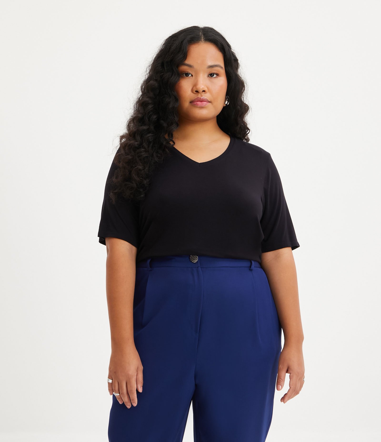 Blusa Básica em Viscose com Gola V Curve & Plus Size Preto 1