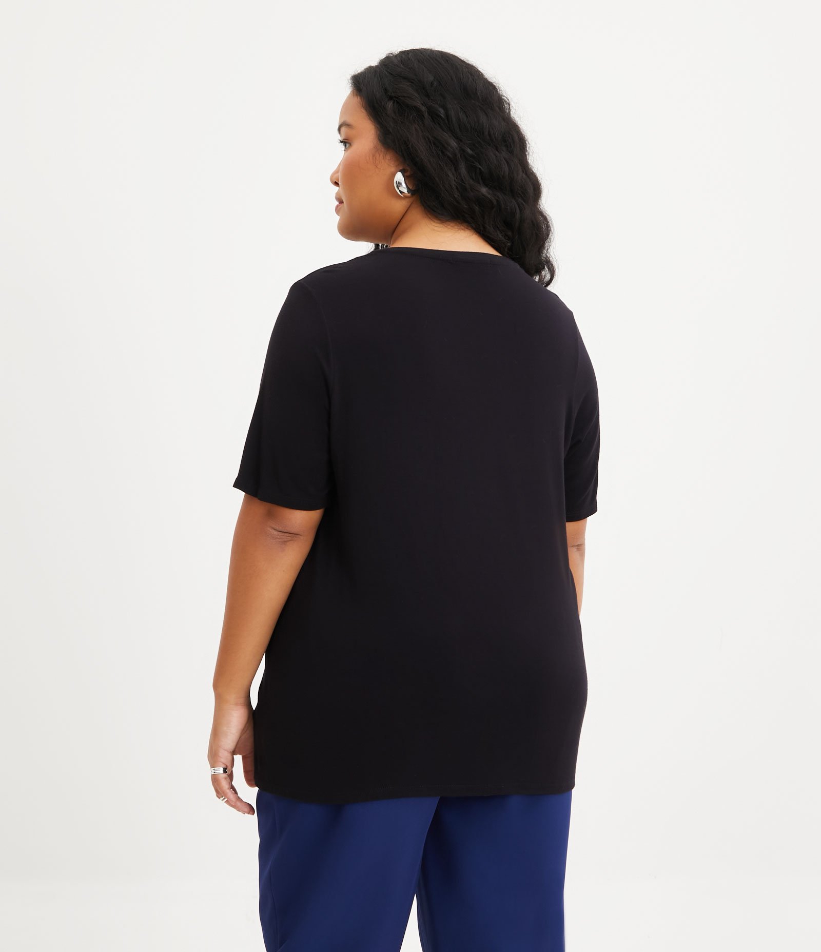 Blusa Básica em Viscose com Gola V Curve & Plus Size Preto 3