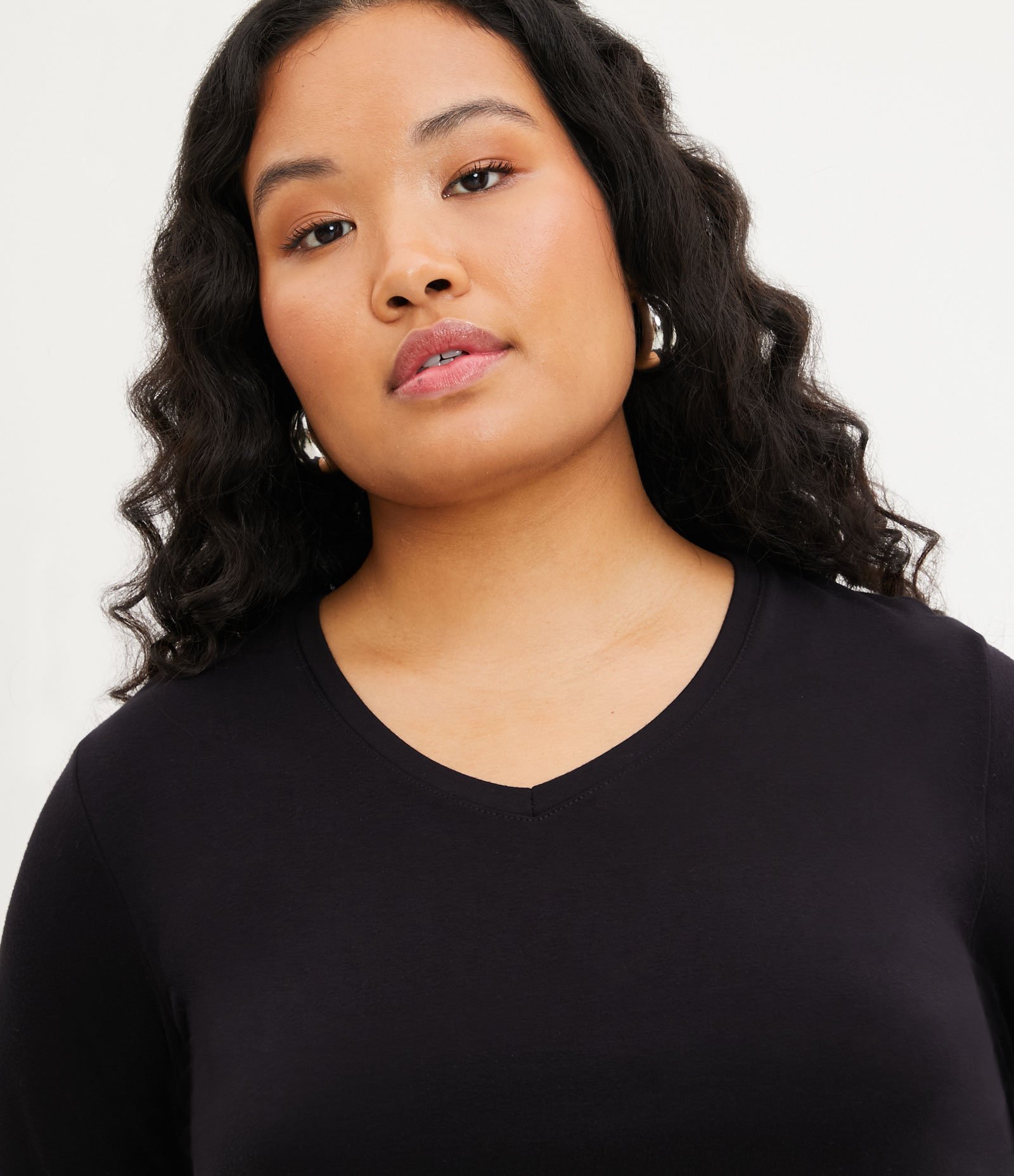 Blusa Básica em Viscose com Gola V Curve & Plus Size Preto 4