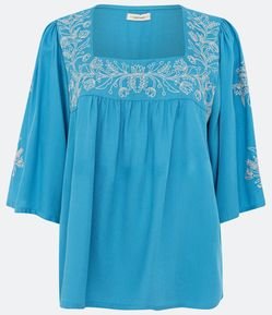 Blusa Bata em Viscose com Bordado no Decote