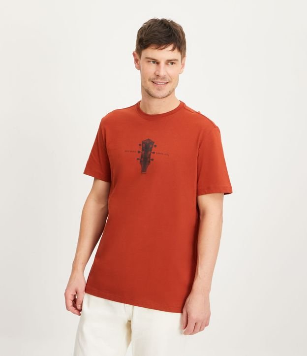 Camiseta Comfort em Meia Malha com Estampa Ponta da Guitarra Vermelho Terra 1