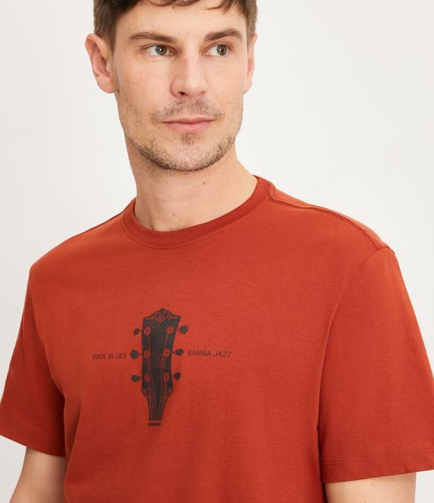 Camiseta Comfort em Meia Malha com Estampa Ponta da Guitarra Vermelho Terra 4