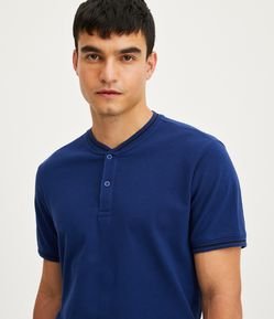 Polo Slim em Meia Malha com Botões na Gola e Frisos Contrastantes