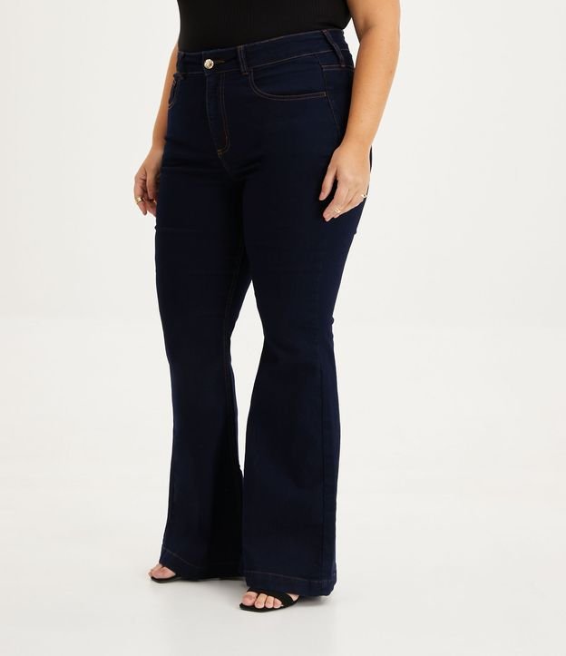 Calça Flare Jeans com Botão Diferenciado Curve & Plus Size Azul Escuro 2