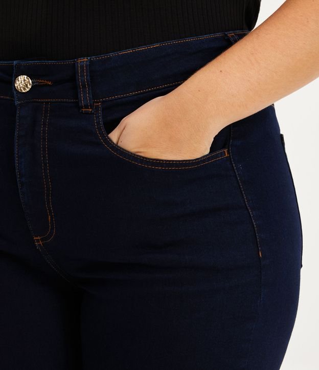 Calça Flare Jeans com Botão Diferenciado Curve & Plus Size Azul Escuro 4