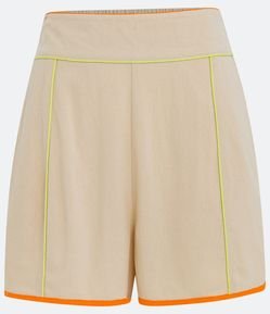 Short em Linho com Bolsos e Relevos Contrastantes