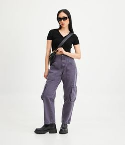 Calça Reta Cropped em Sarja com Bolsos Cargo