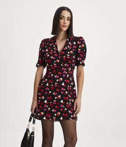 Vestido Transpassado em Crepe com Estampa de Corações e Mangas Bufantes